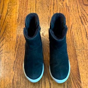 Girls black booties lined w/ faux fur size 3